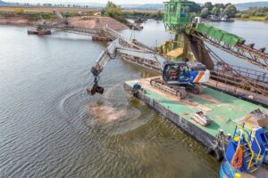 Arbeiten im Wasserkieswerk Fuhlen bei Hessisch Oldendorf